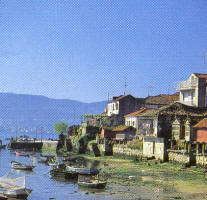 Combarro, pueblo típico y pintoresco donde alternan las casas antiguas con cruceiros, hórreos y embarcaciones de pesca