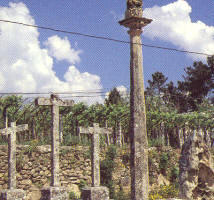 Interesante cruceiro triple de Barcela, (Arbo) acompañada de una extraña torre votiva