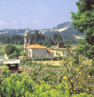 Un paisaje siempre verde rodea a esta ermita de Arbo