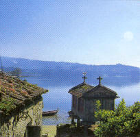 Silueta de los viejos hórreos de Combarro, a orillas del mar