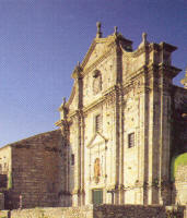 El Monasterio de Santa María de Oia, benedictino y cisterciense, recorta su silueta junto al mar