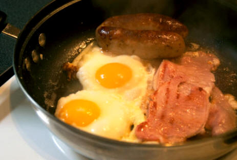 En una dieta sana deben limitarse al máximo las grasas saturadas, que aumentan el riesgo de sufrir accidentes vasculares por incremento del nivel de colesterol en sangre