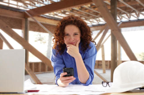 Los roles tradicionales de la mujer han sido abandonados mayoritariamente en los países del primer mundo, al tener muchas de ellas acceso a la formación superior