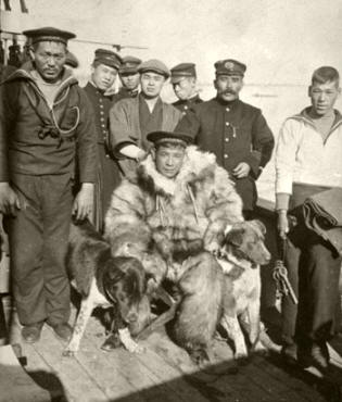 Nobu Shirase con su tripulación