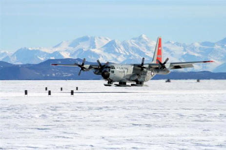 Las pistas de aterrizaje en el Antártico, como ésta de la Base McMurdo, permiten un despliegue logístico más rápido y eficaz. Foto NSF