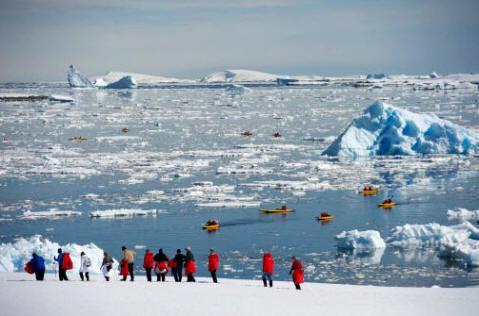 La afluencia de personal no científico a las instalaciones -como es en el caso de las actividades turísticas- podrían afectar al normal desarrollo de los trabajos de investigación