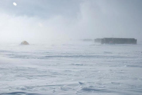 La mayor parte del agua que se precipita en el continente antártico sucede en su margen, en forma de nieve