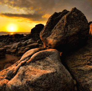 La roca madre aporta a los suelos los elementos minerales cuando se produce su disgregación y descomposición