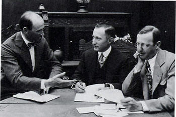 Desde los primeros años Edison pretendió controlar al máximo el negocio, lo que le llevó a enfrentarse con una serie de productores-empresarios independientes que buscaban otras alternativas para sus películas.