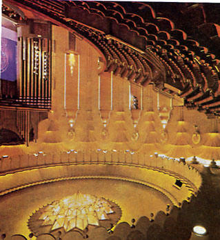 En el periodo 1905-1910 se comienzan a construir las primeras salas fijas, especificas para la proyección de películas.