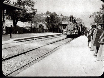 Llegada de un tren a la ciudad