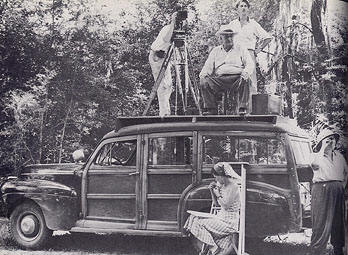 Robert J. Flaherty (sentado) rodando un documental