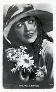 Tarjeta de Mabel Normad. Fuente fotografías: © Historia Universal del Cine. Madrid. Fascículos Planeta. 1982. Varios tomos.