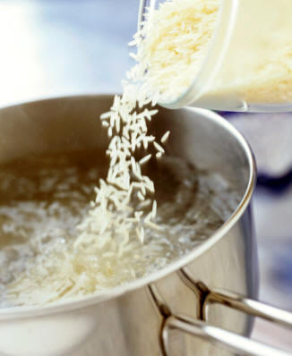 Arroz cocido por el método de exceso de agua