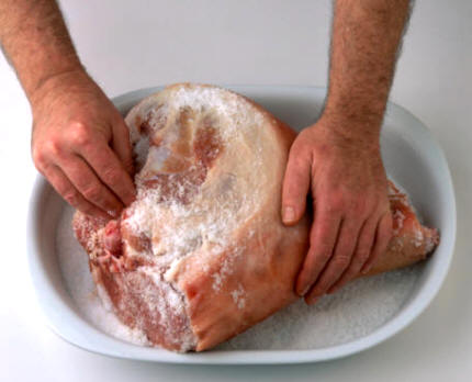 Proceso de salado de un jamón