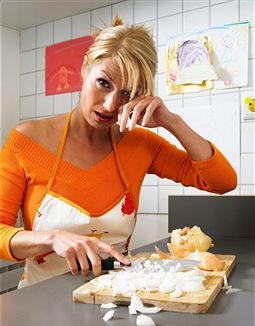 La cebolla hace llorar debido a una sustancia que al contacto con el aire se gasifica y puede alcanzar los ojos