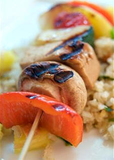 El pimiento es una hortaliza muy socorrida para ensartar en el popular pincho moruno