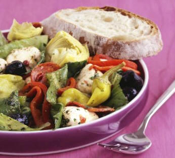 Ensalada de alcachofas, chorizo, aceitunas, lechuga y mozzarella fresca