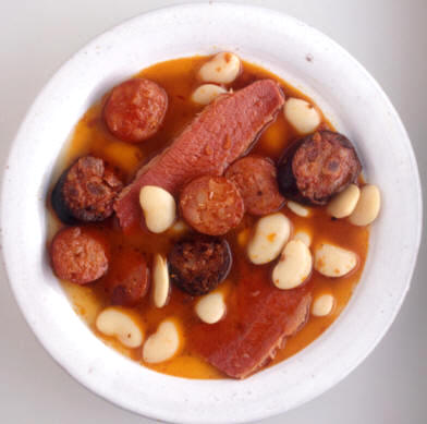 Fabada, un popular plato de alubias "fabes" con productos desalados de cerdo, típico de la comunidad española de Asturias