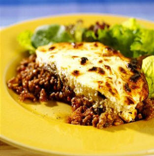 La moussaka es un plato típico griego que incorpora una crema elaborada con yogur, huevos y queso