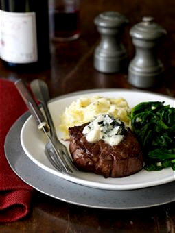 Cocinando con queso azul: filet Mignon con queso Roquefort