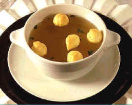 Los fondos son caldos obtenidos mediante cocción lenta y aromatizada de huesos, carnes, aves, etc.