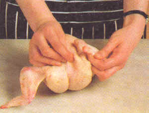 Rellenado y armado de un pollo