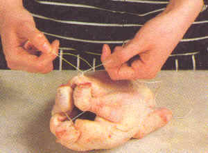 Rellenado y armado de un pollo