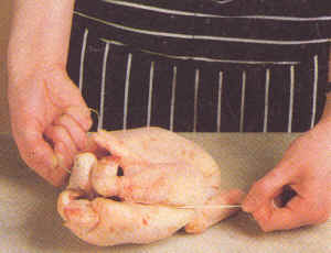 Rellenado y armado de un pollo