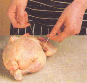 Rellenado y armado de un pollo