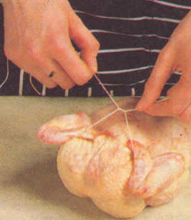 Rellenado y armado de un pollo