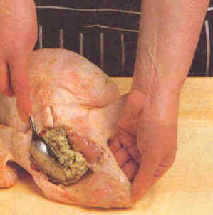 Rellenado y armado de un pollo