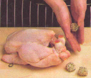 Rellenado y armado de un pollo