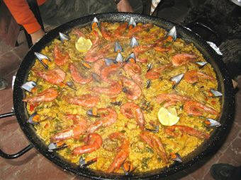 Langostinos en paella, típico plato español de la Comunidad valenciana