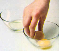 Cómo separar las claras de huevo