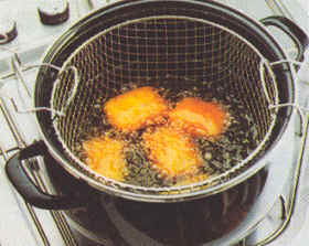 Pescado frito en abundante aceite