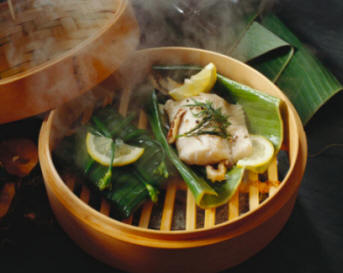 Un método oriental de cocinar el pescado al vapor, envuelto o sobre hojas de plátano