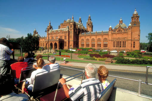 El turismo organizado implica el desplazamiento rápido de una gran cantidad de personas