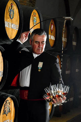 Venenciador de vino de Jerez, efectuando un ritual típico para servir este vino