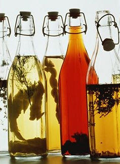 Los vinagres de hierbas se obtienen dejando macerar determinadas hierbas aromáticas