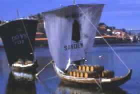 Barcas de vela transportando barriles con vino de oporto