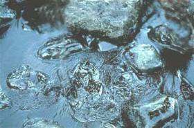 hidrocarburo entre las rocas