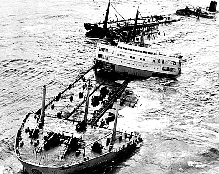 El Torrey Canyon tras su accidente el 18 de marzo de 1967