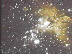 El Universo contiene galaxias, cúmulos de galaxias y estructuras de mayor tamaño denominadas supercúmulos, además de materia intergaláctica