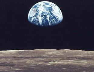 La distancia media de separación entre la Luna y la Tierra es de 384.400 Km.