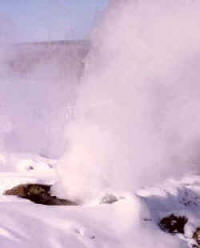 Las centrales geotérmicas reproducen en cierto modo la actividad natural de los geisers