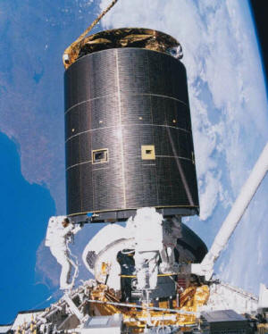 El nivel tecnológico actual de las comunicaciones espaciales o la radio y televisión por satélite, no sería alcanzable sin la existencia de los cristales