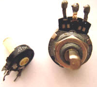 Dos resistencias variables de grafito, una ajustable (izquierda) y otra para panel (derecha)