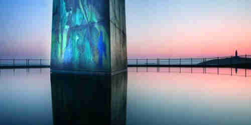 El Millenium, con la Torre de Hércules enfrente