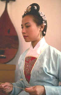 Mujer vestida con la indumentaria de la Dinastía Han